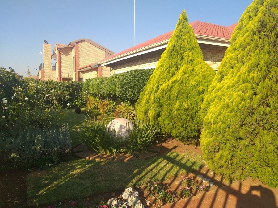 To Let 4 Bedroom Property for Rent in Van Der Hoff Park North West